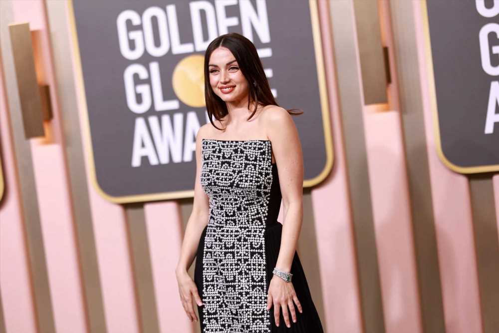 Ana de Armas deslumbra con un vestido mosaico en los Globos de Oro 2023