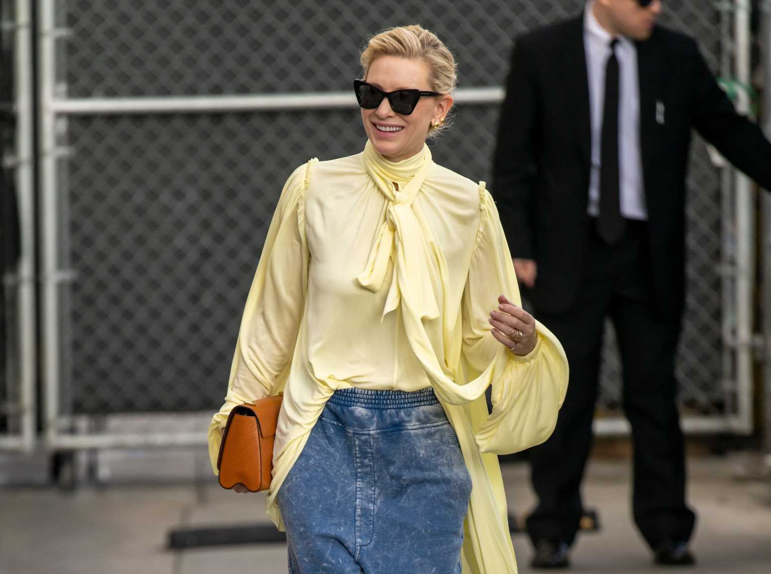 Cate Blanchett muestra cómo llevar pantalones vaqueros anchos