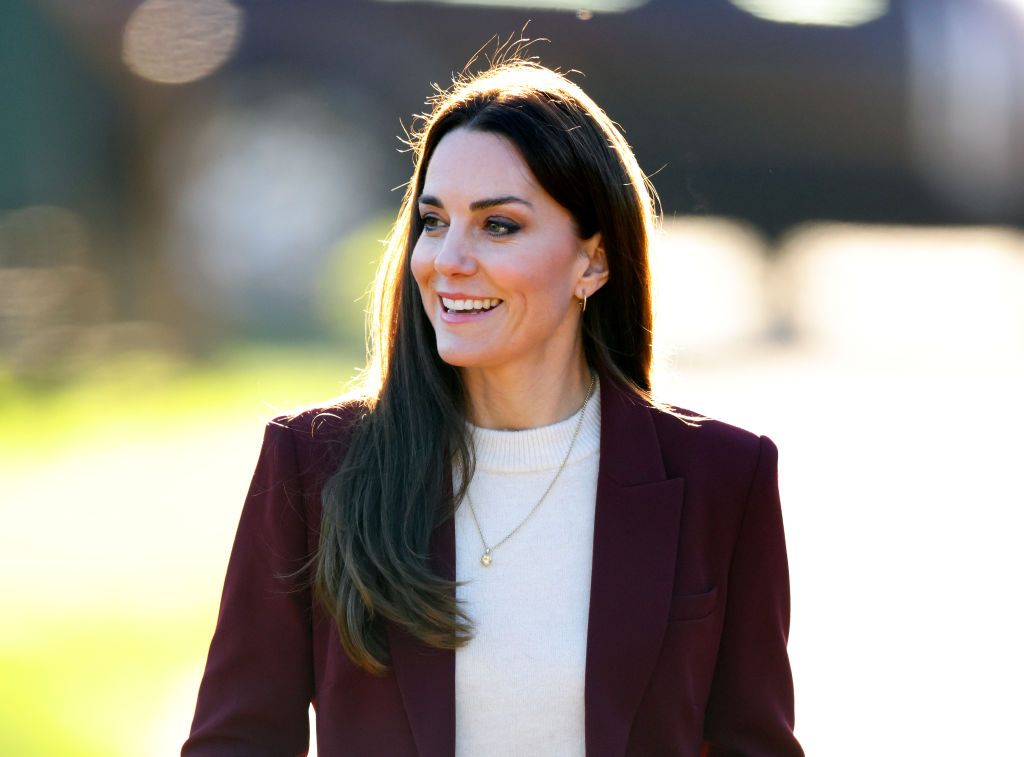 Kate Middleton recuerda a Lady Di con abrigo pata de gallo