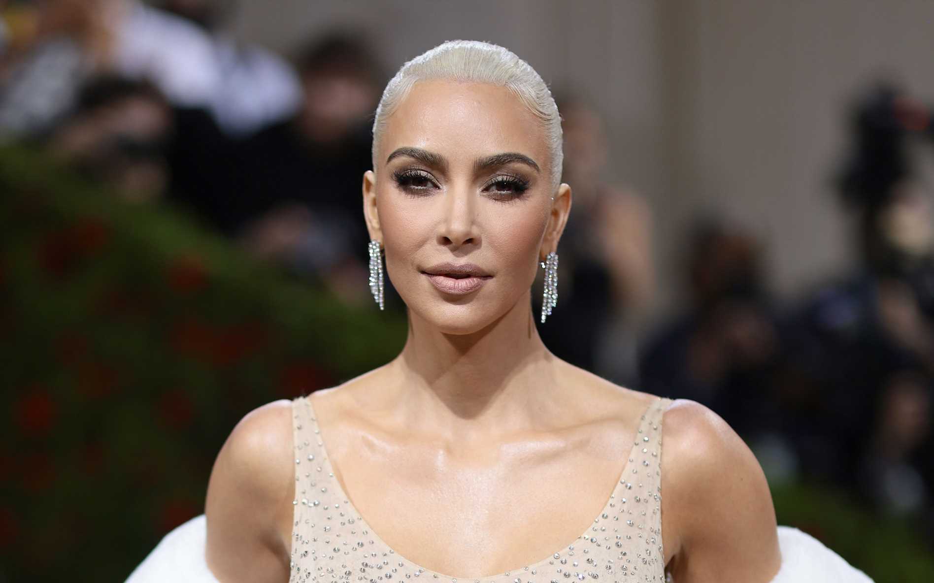 Kim Kardashian, sin maquillaje, enseña cómo aplicar sus cremas