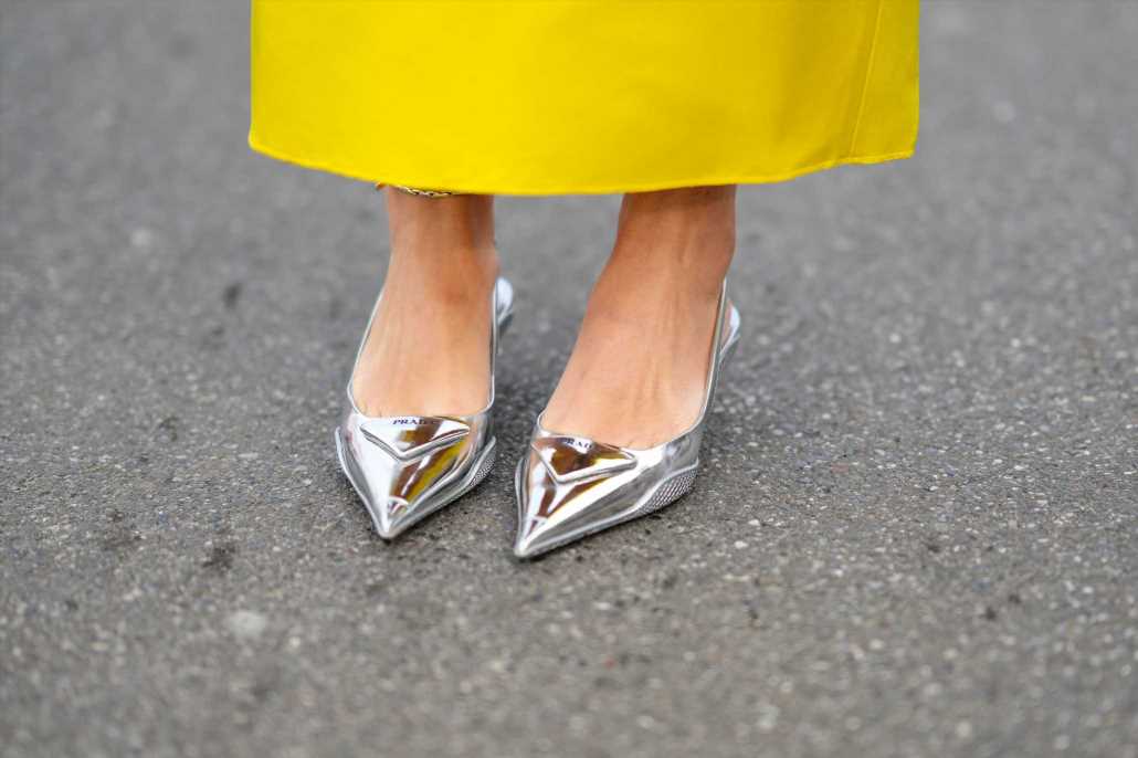 Los zapatos plateados de lujodel street style llegan a Zara