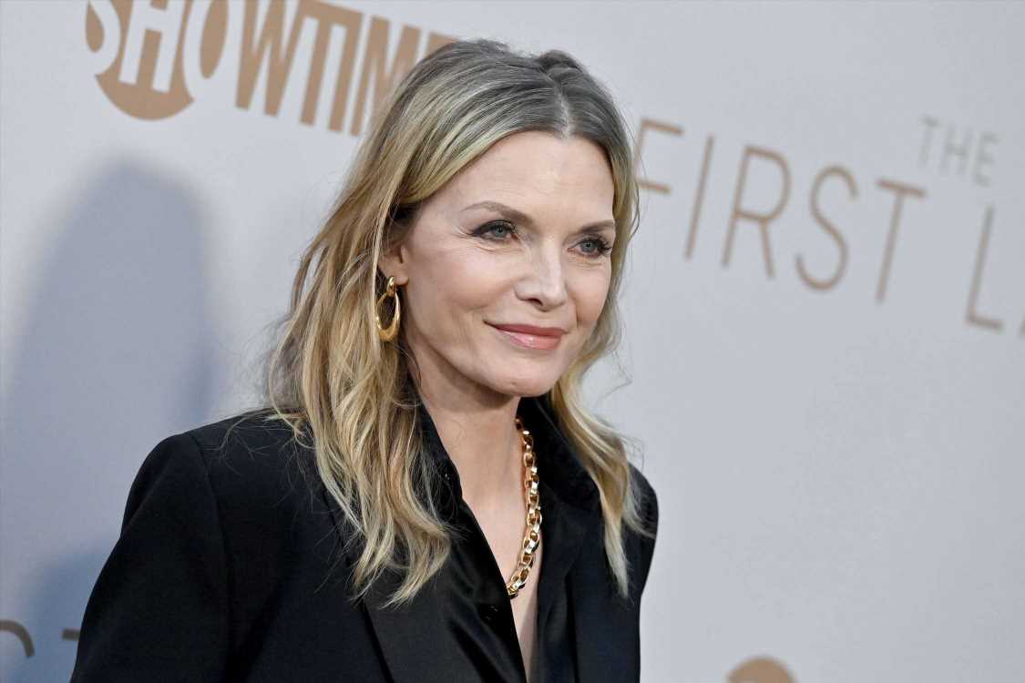 Michelle Pfeiffer o cómo el vestido negro sigue siendo una apuesta infalible a los 20 y a los 60