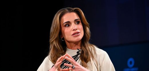 Rania de Jordania y la blusa de seda más original de su armario