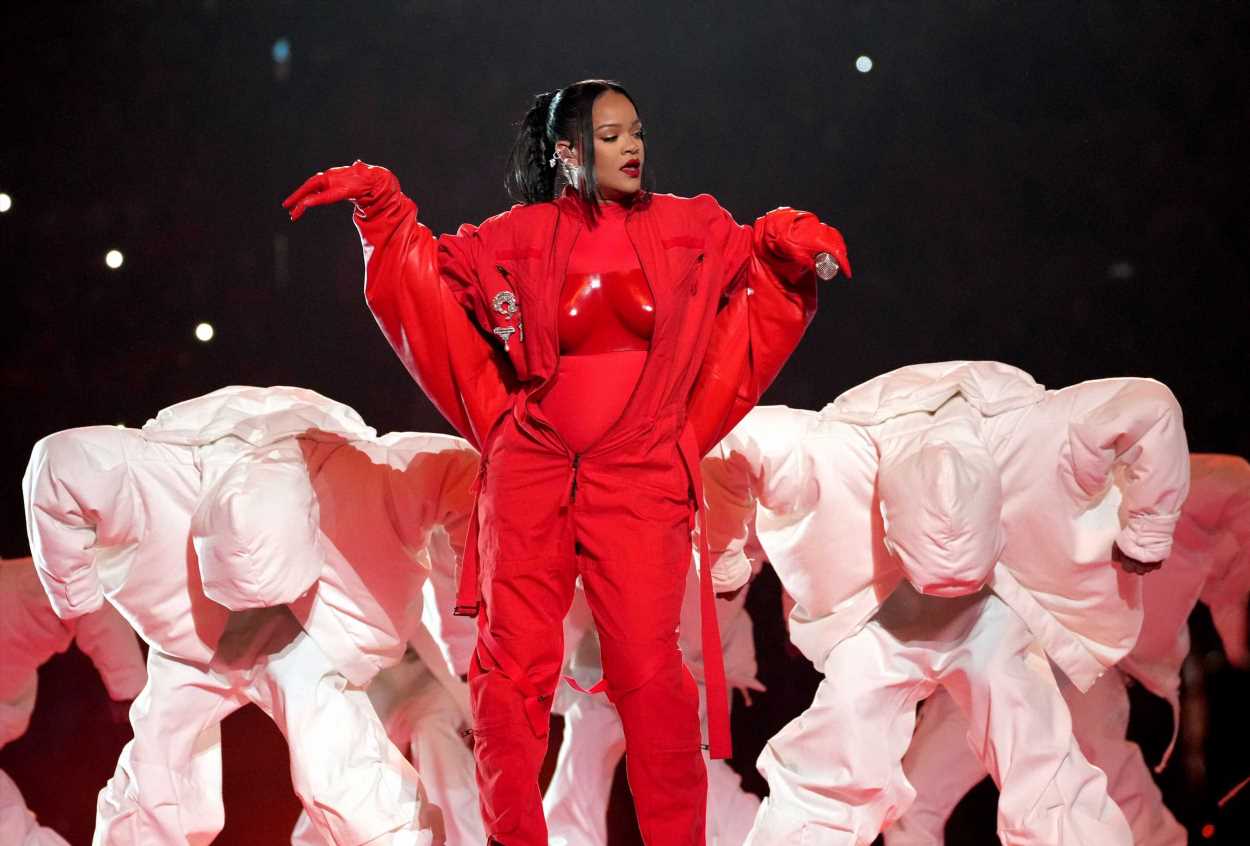 Rihanna anuncia su embarazo en el descanso de la Super Bowl