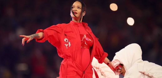 Rihanna impacta en la Super Bowl con un crop top rígido de Loewe