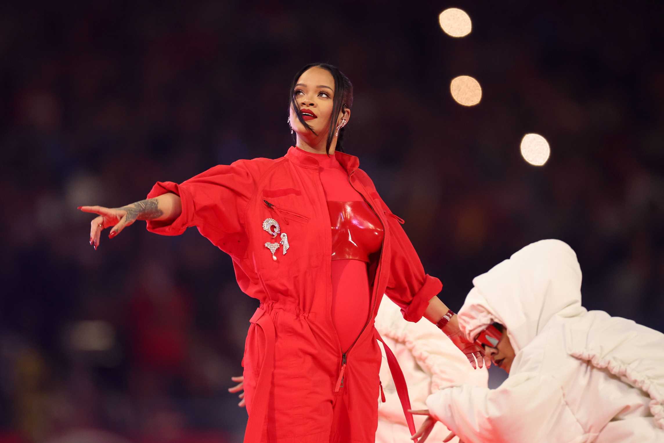 Rihanna impacta en la Super Bowl con un crop top rígido de Loewe
