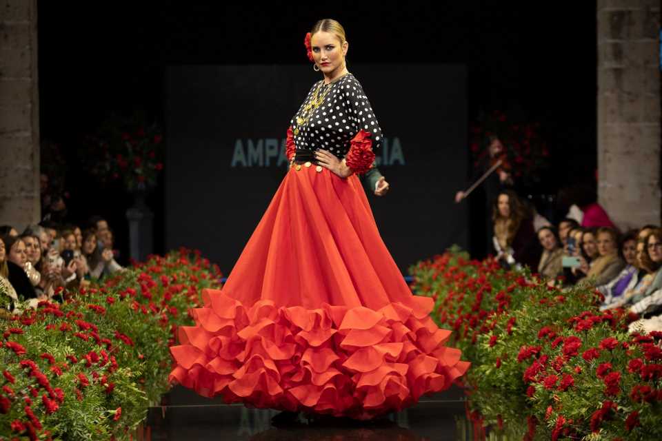 Alba Carrillo luce de flamenca en honor a Lola Flores en las pasarelas de Jerez