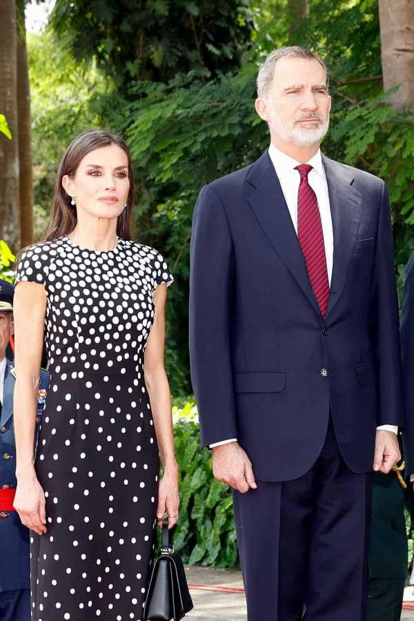 Letizia apuesta por los lunares en su visita de Estado a Angola