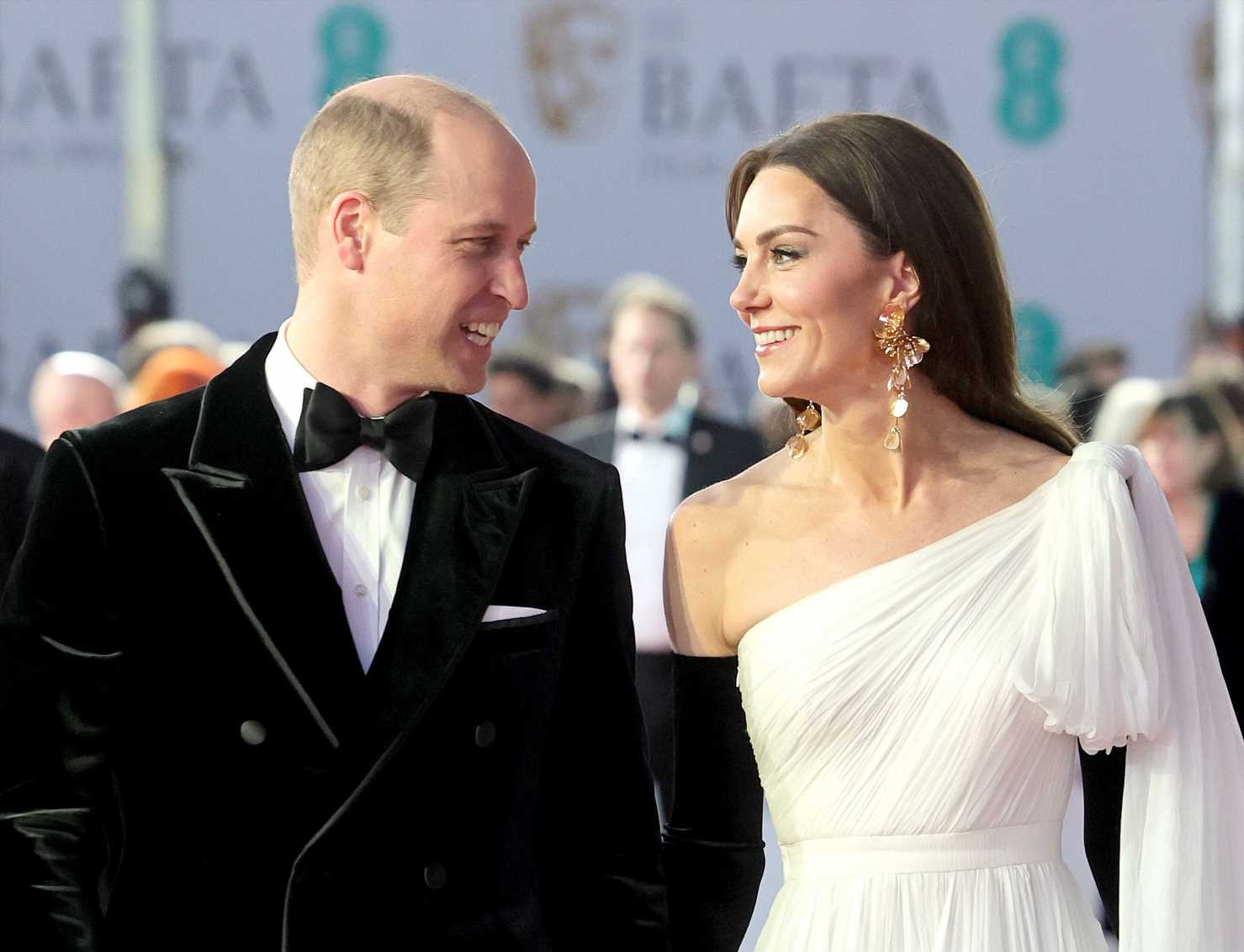 Guillermo y Kate Middleton reaparecen juntos y sonrientes tras los rumores de crisis