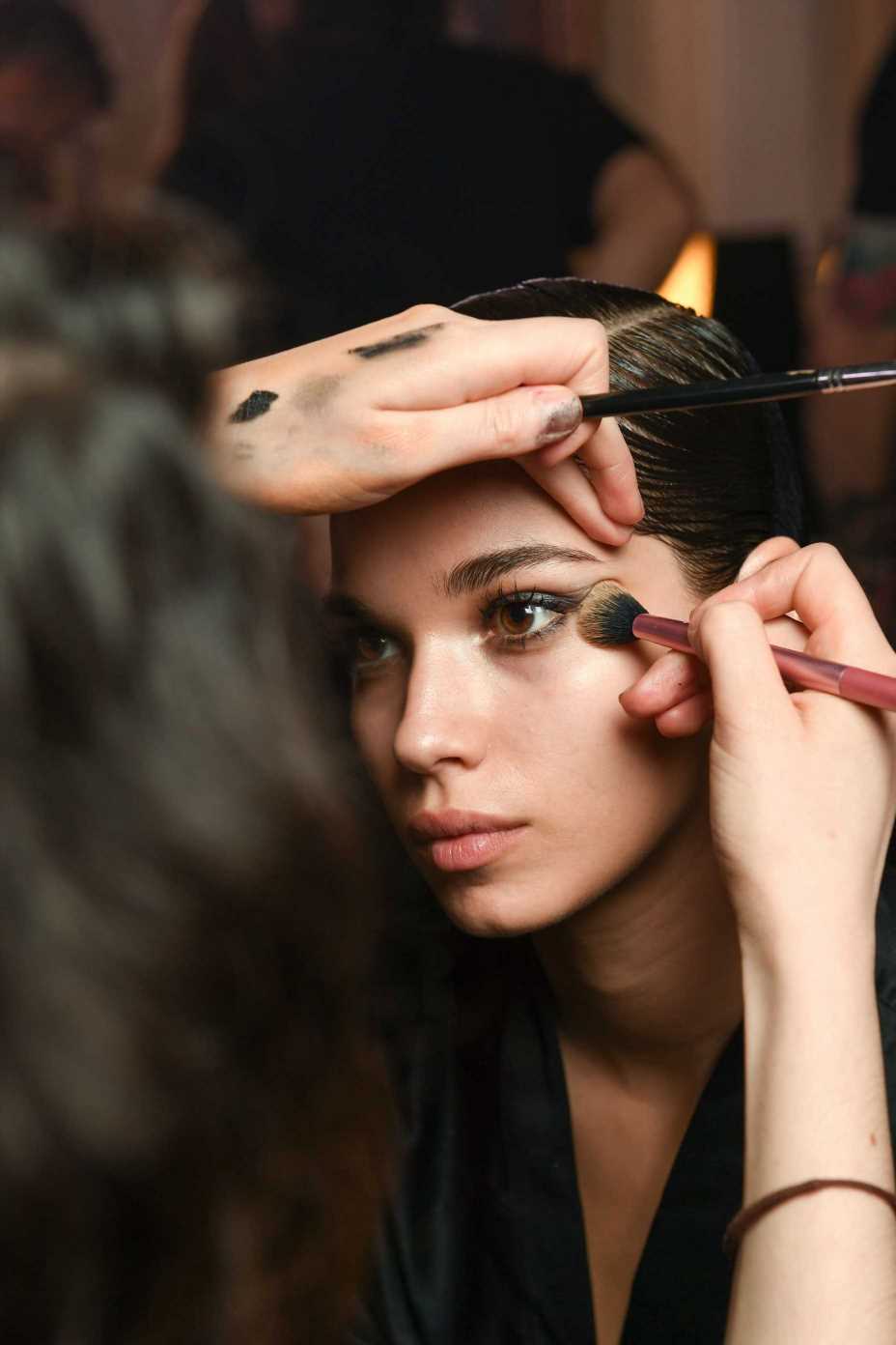 Cómo se pueden rejuvenecer los párpados con el maquillaje