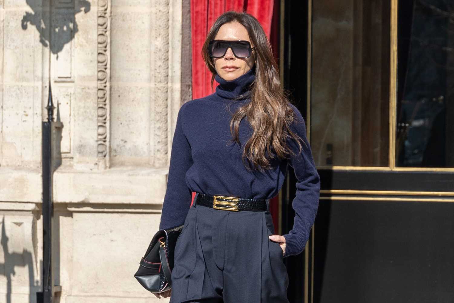 El look 'working girl' de Victoria Beckham para no pasar frío