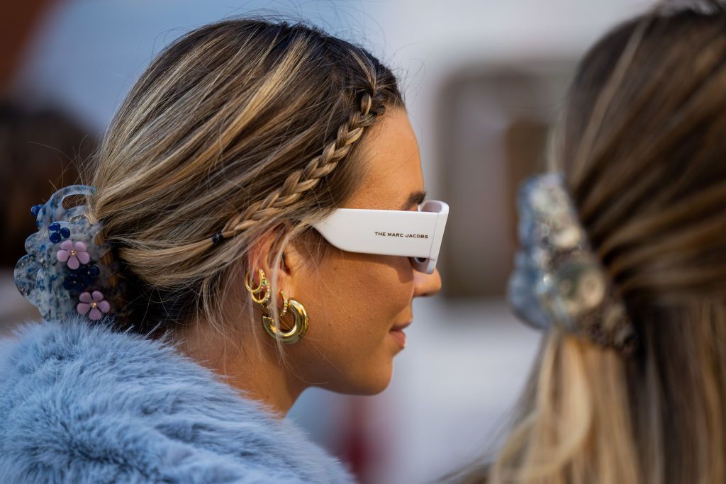 El peinado con trenzas de mujer para ocultar el pelo graso