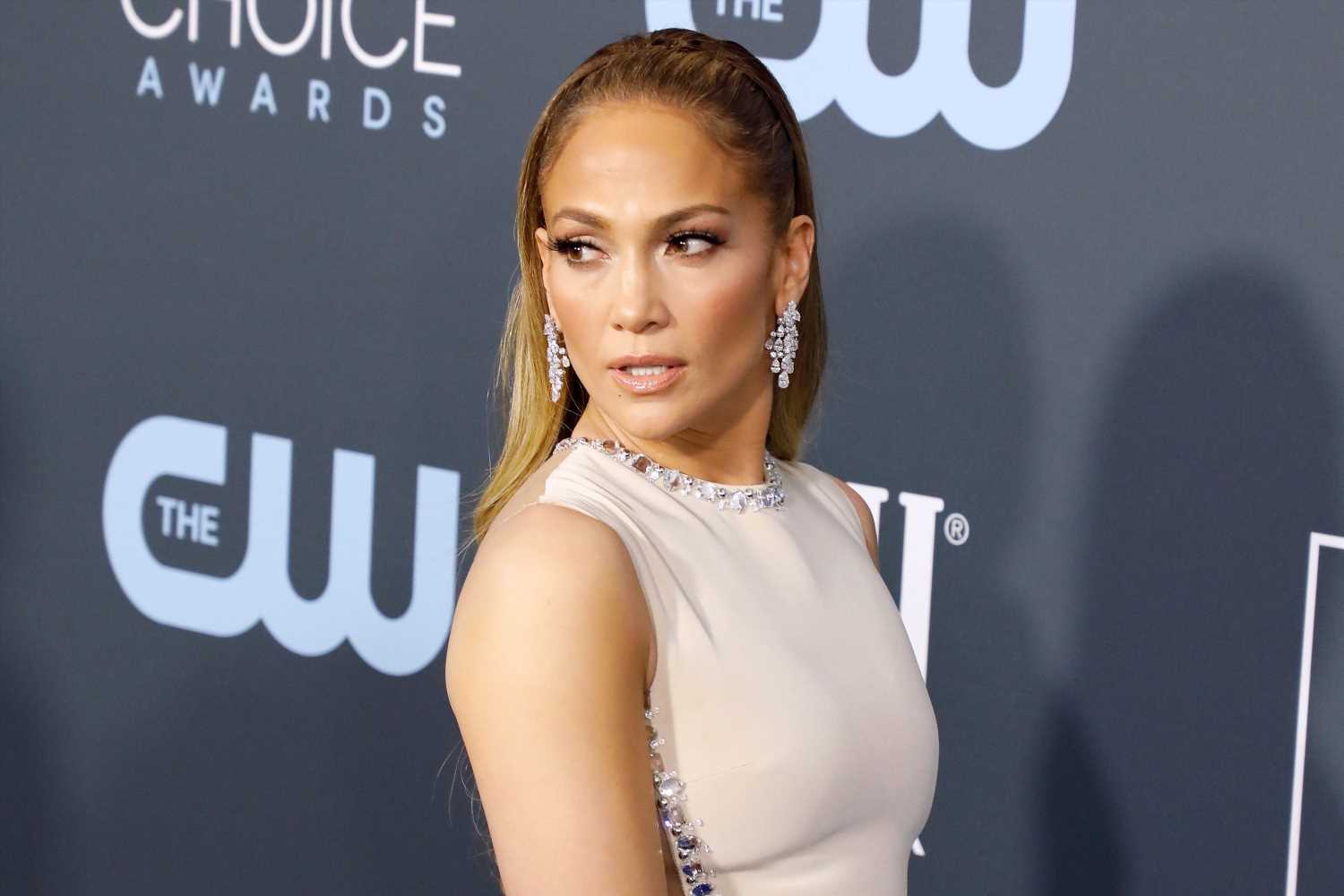 Jennifer Lopez luce sobrecamisa de cuadros de Isabel Marant