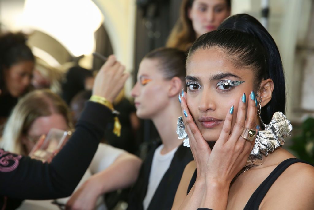 Maquillajes gráficos y con brillo para la alfombra roja