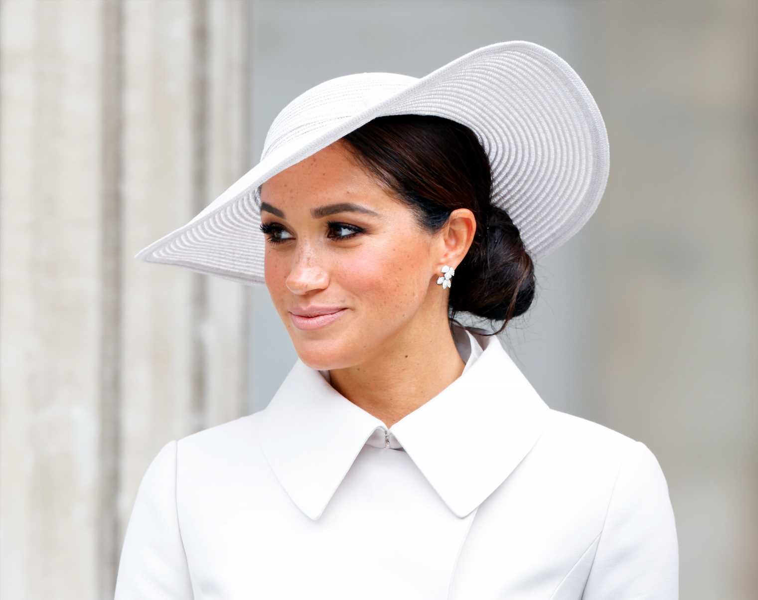 Meghan Markle se apuntan al abrigo bufanda que es tendencia