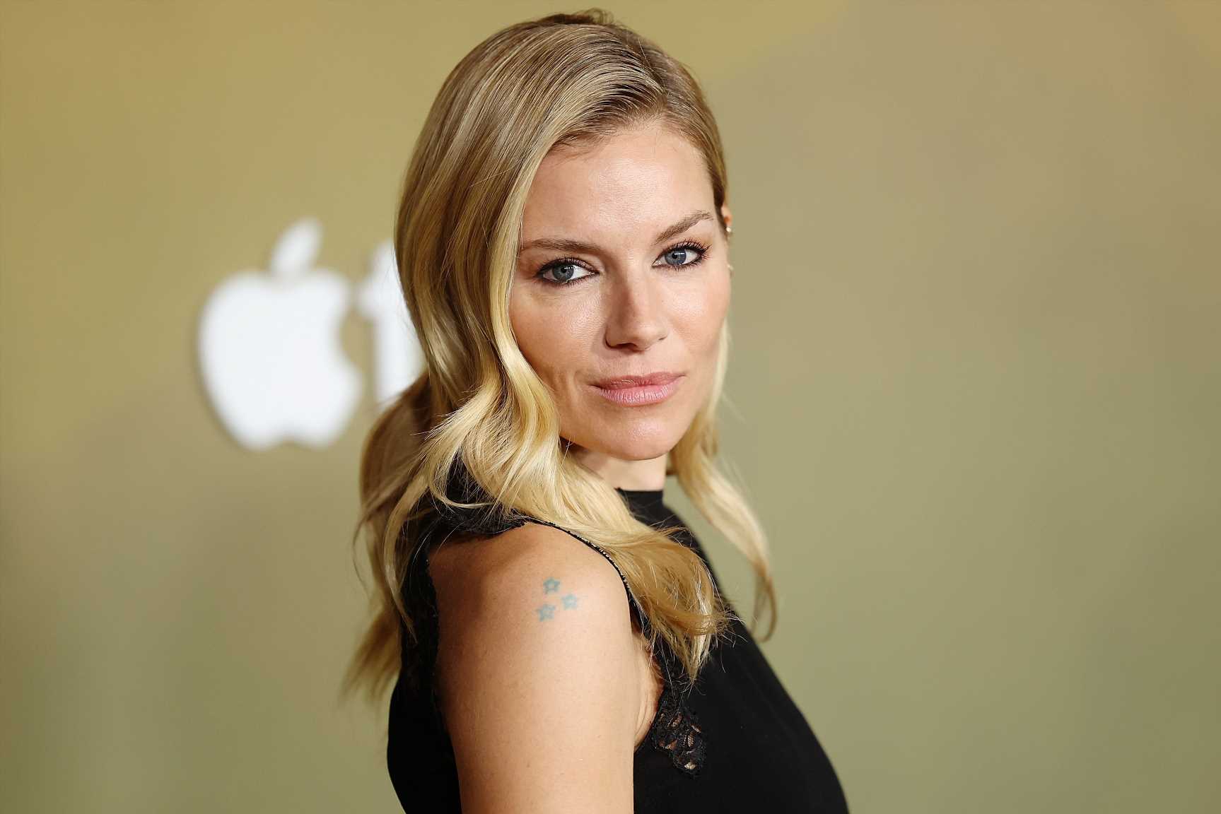 Sienna Miller deslumbra con un vestido rosa muy favorecedor