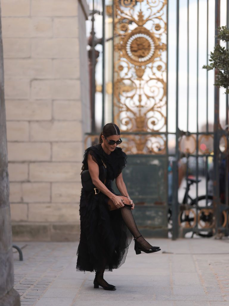 Zapatos con calcetines: el truco de las expertas en moda para llevar sandalias en entretiempo