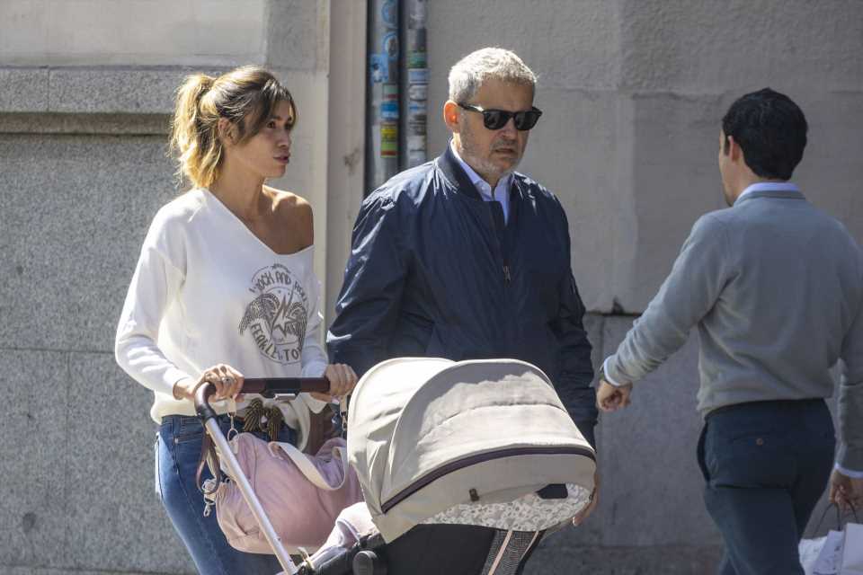 Miki Nadal, feliz con su hija por las calles de Madrid