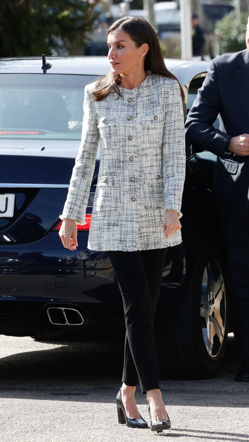 La reina Letizia estrena la chaqueta que ya se ha convertido en tendencia de primavera