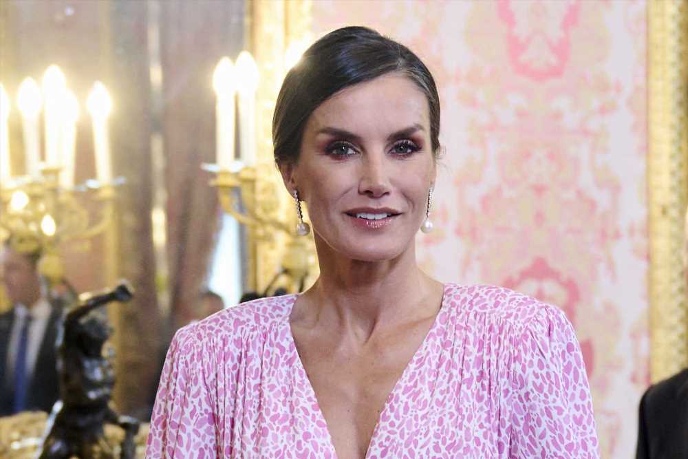 Doña Letizia y el vestido efecto vientre plano de firma española