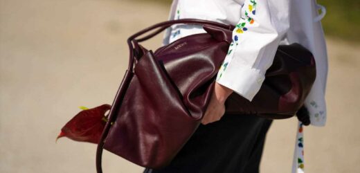 Este es el bolso de lujo que las editoras de moda regalan a sus madres para llevar ellas