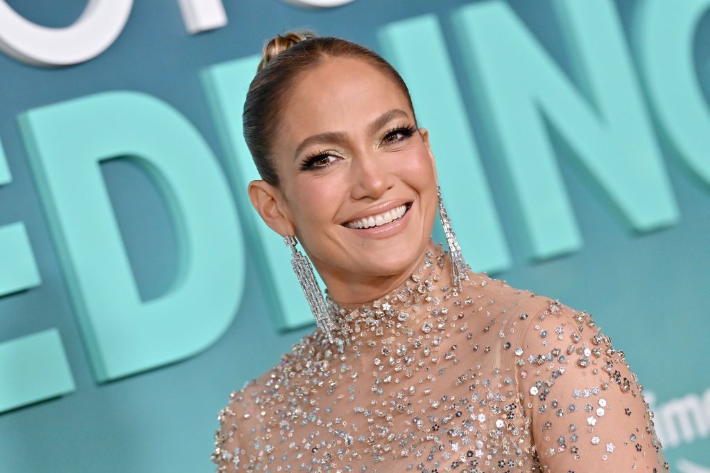 Jennifer Lopez y su look de plumas y lentejuelas