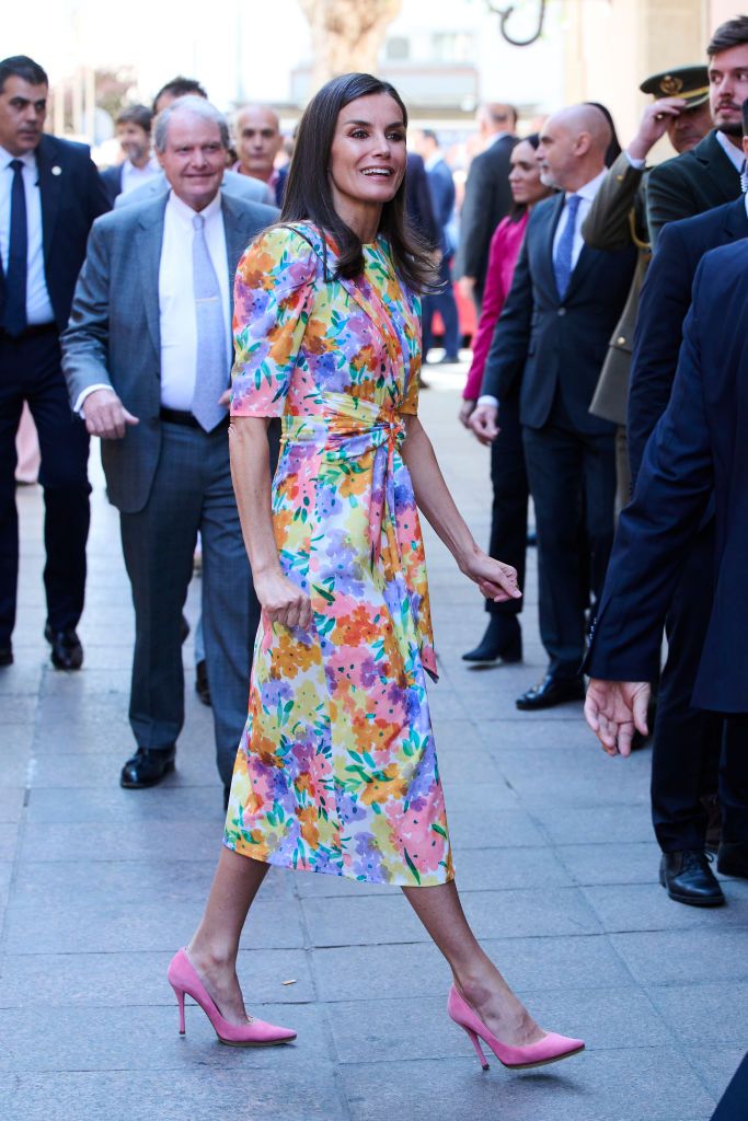 La reina Letizia estrena un vestido efecto vientre plano (y asequible) de firma española