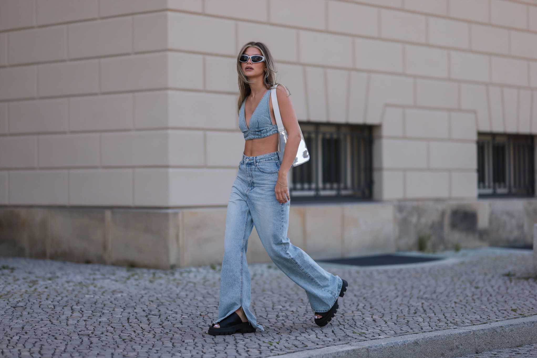 Las sandalias de plataforma slinky o los zapatos de la primavera