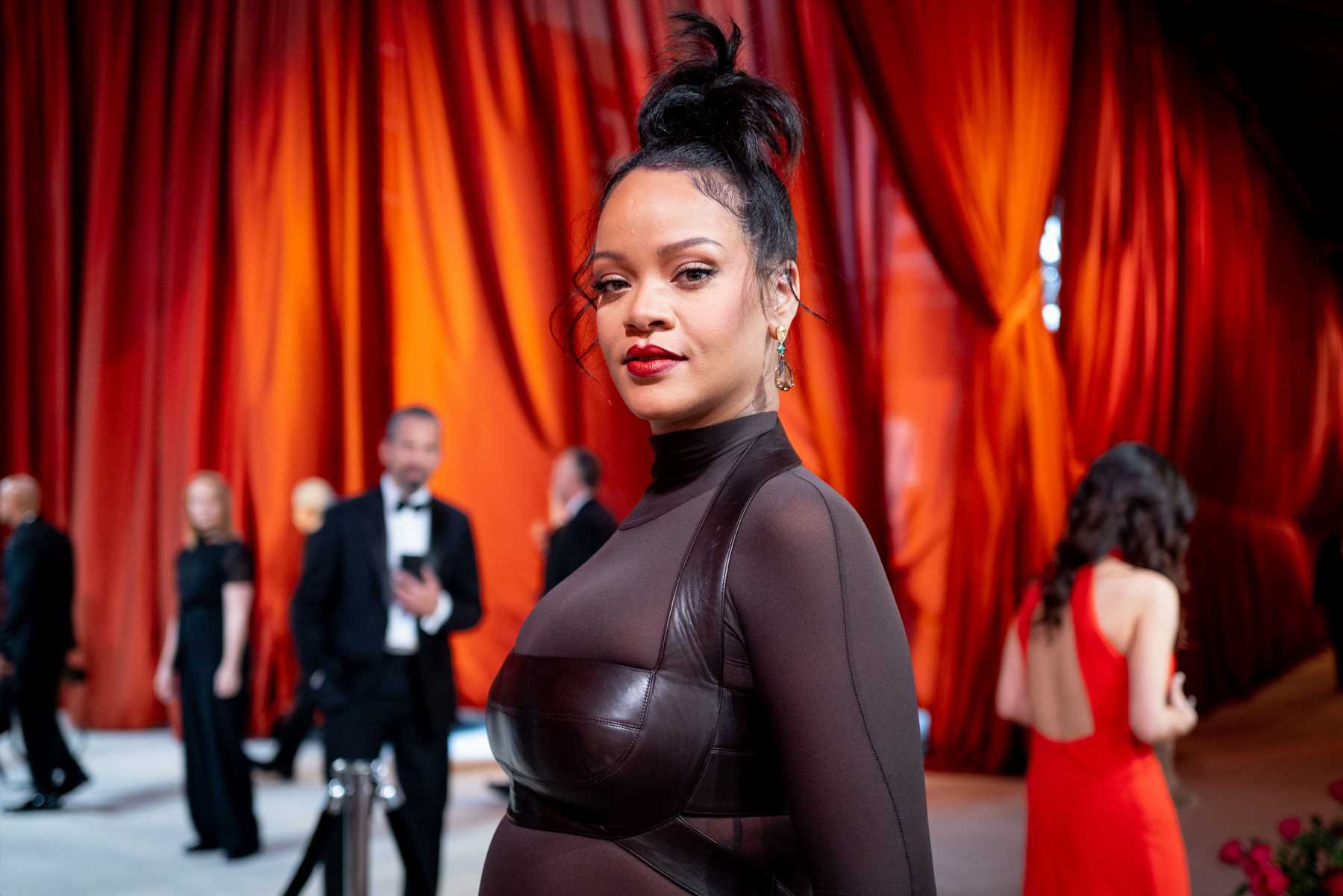 Rihanna apuesta por una falda semi transparente tendencia