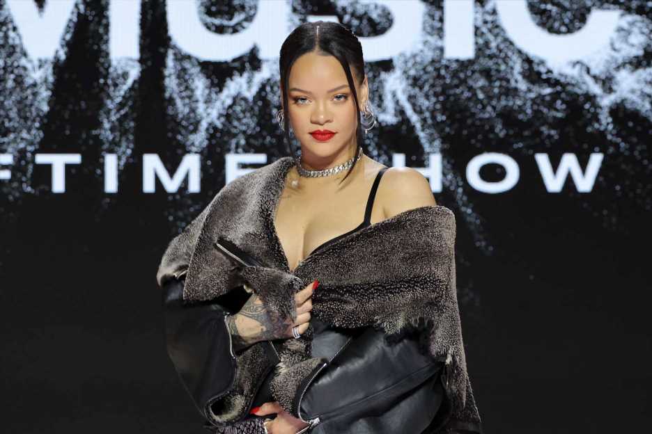 Rihanna impacta con un 'total look' blanco con falda