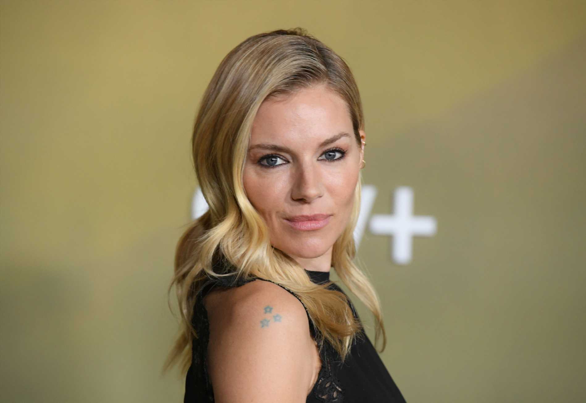 Sienna Miller recupera el top de crochet más favorecedor de Mango