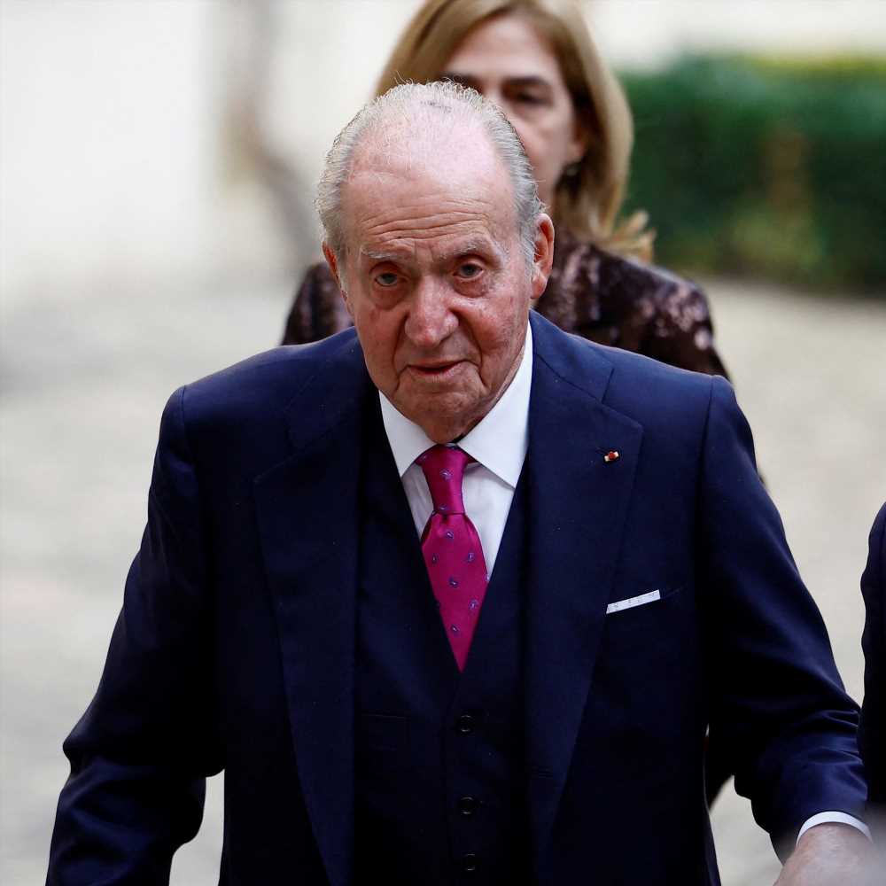 El rey Juan Carlos da la cara y aclara si tiene una hija secreta