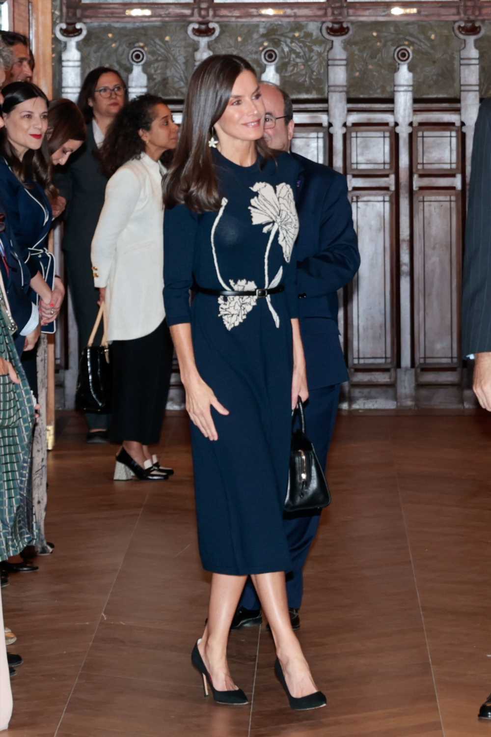 La reina Letizia escoge un vestido repetido en el Ateneo de Madrid y deja su sujetador al aire