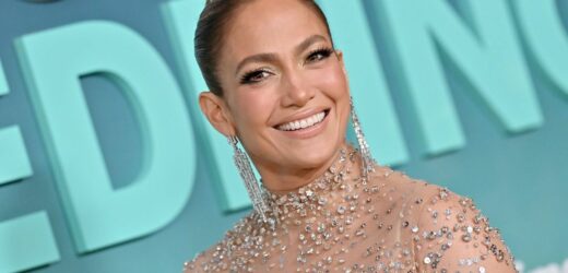 Así es el vestido con escotazo con el que Jennifer Lopez se adelanta al verano 2023