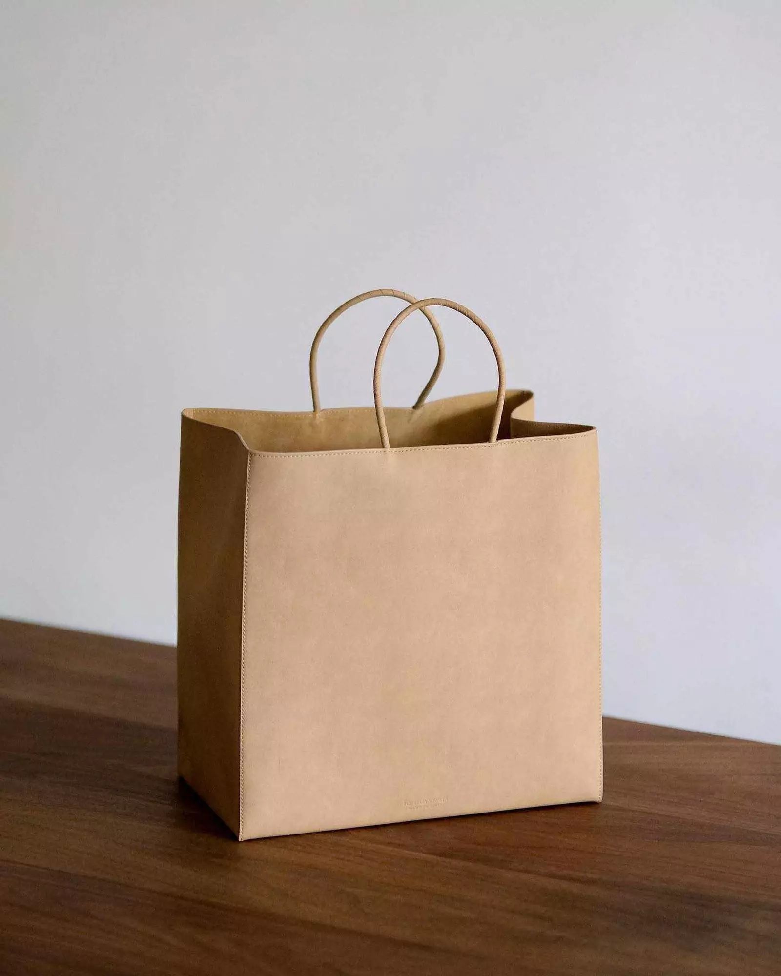 Bottega Veneta y el bolso de 2000€ que imita una bolsa de papel