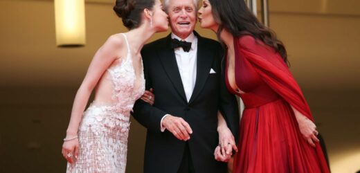 Catherine Zeta Jones triunfa en Cannes con el escote que favorece a todas las edades