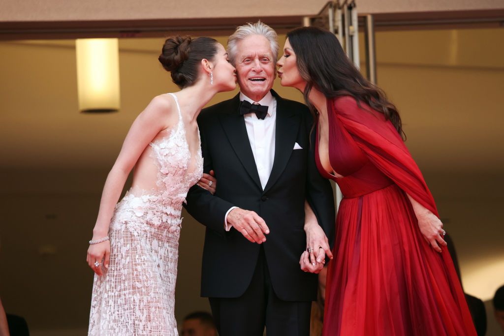 Catherine Zeta Jones triunfa en Cannes con el escote que favorece a todas las edades