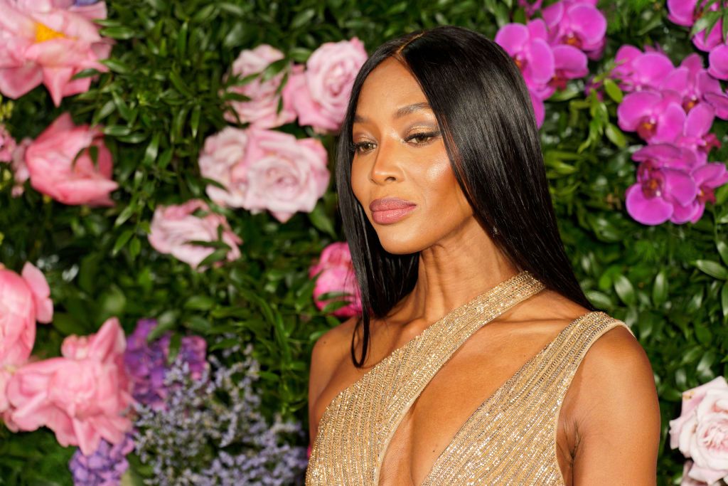 El vestido dorado de Naomi Campbell por su 53 cumpleaños