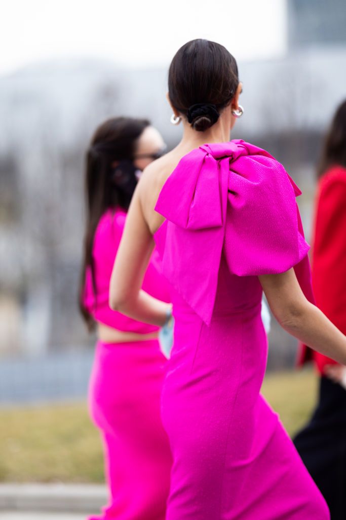 El vestido lazo de Sfera (asequible) que parece de pasarela y ha vuelto locas a las invitadas de verano