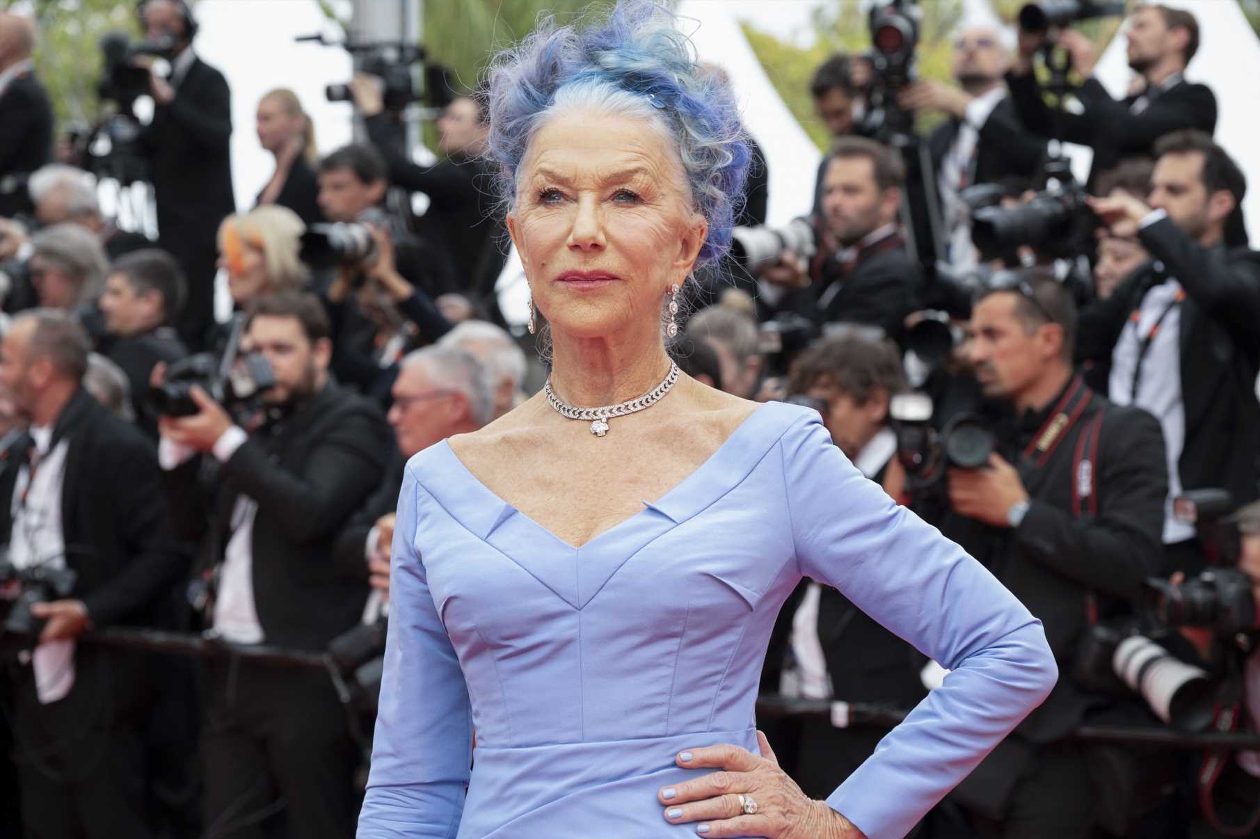 Helen Mirren con el pelo de color azul y las horquillas que todas llevamos de niñas