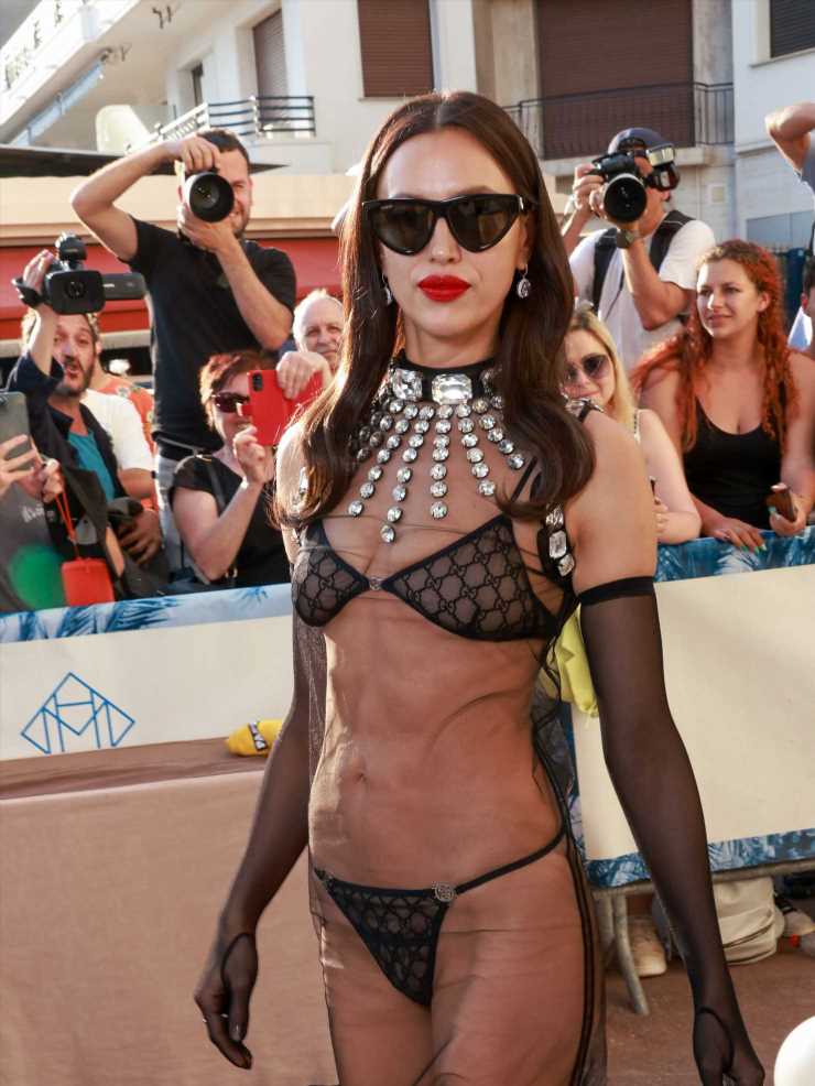 Irina Shayk presume de cuerpo en Cannes con el vestido transparente más arriesgado