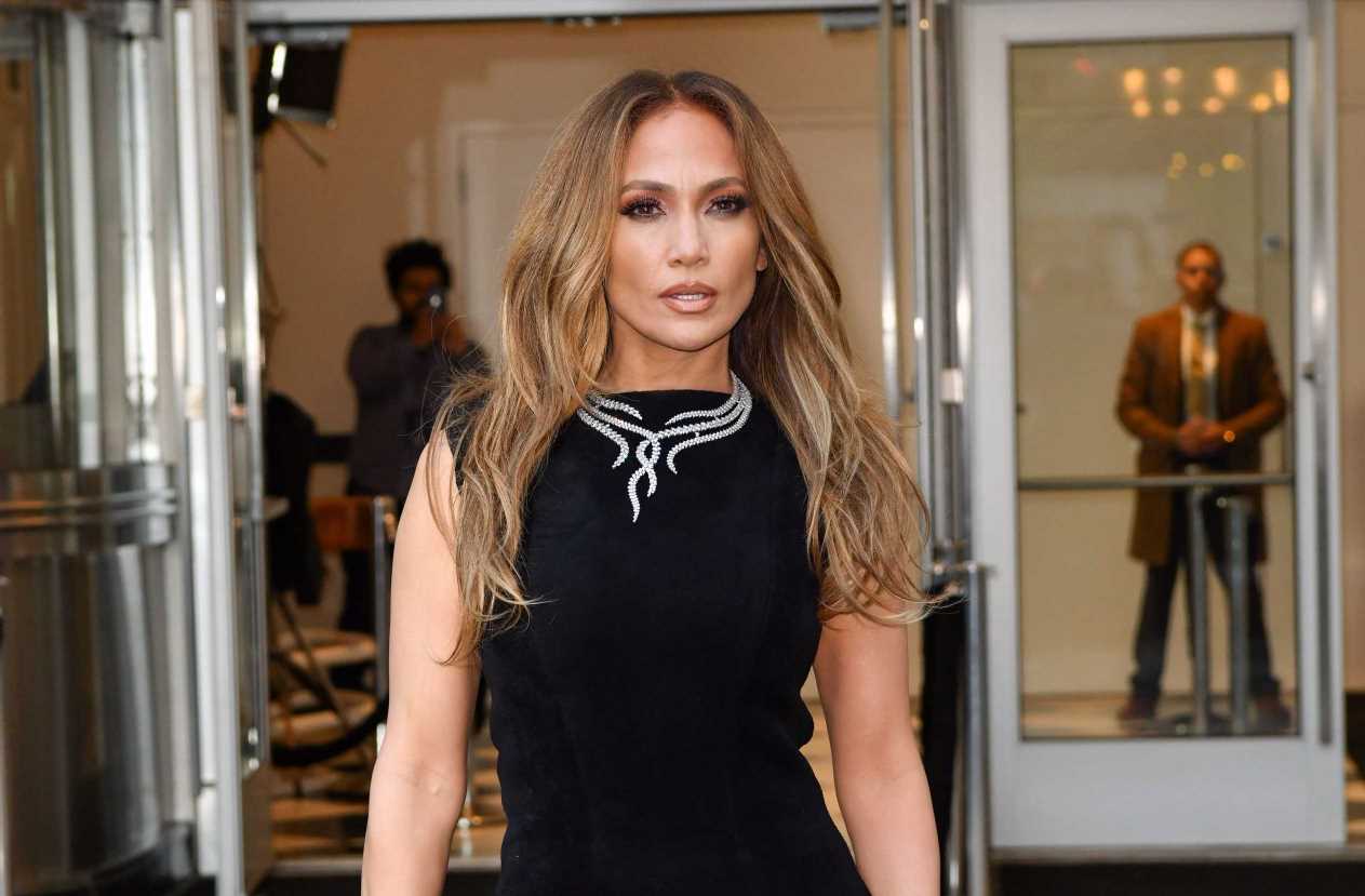 Jennifer Lopez y el vestido negro más versátil y elegante