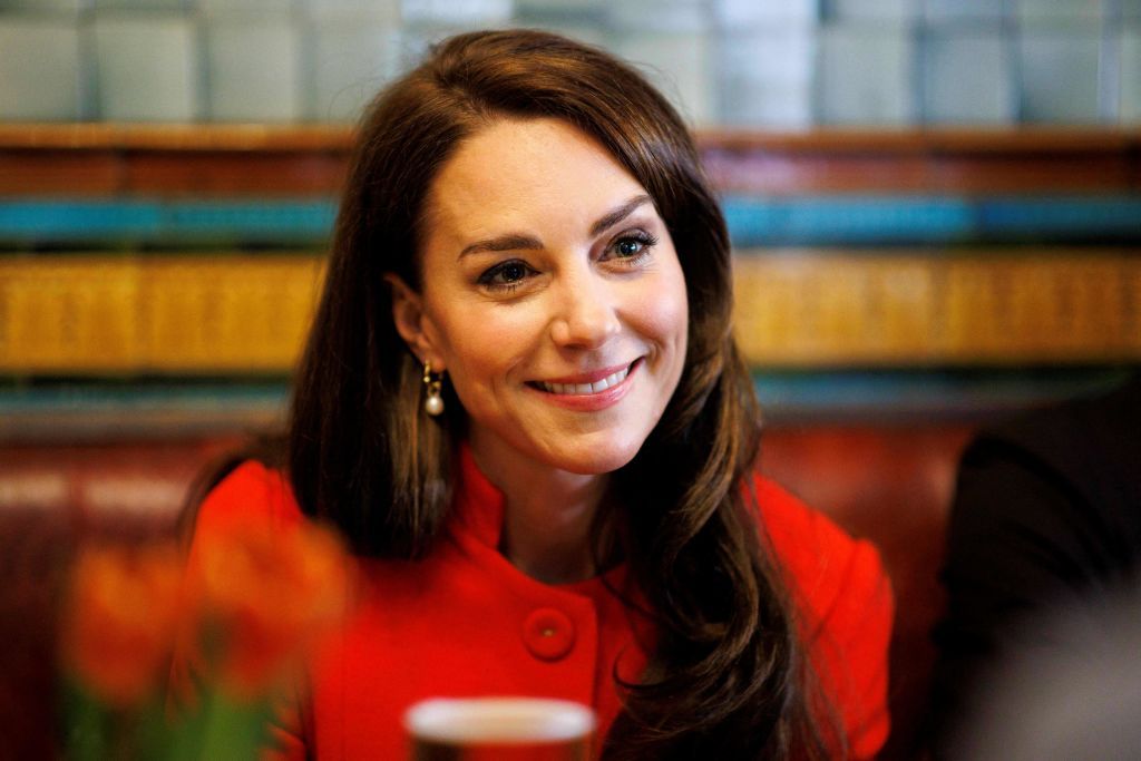 Kate Middleton rescata del armario el abrigo de entretiempo rojo que potencia la silueta