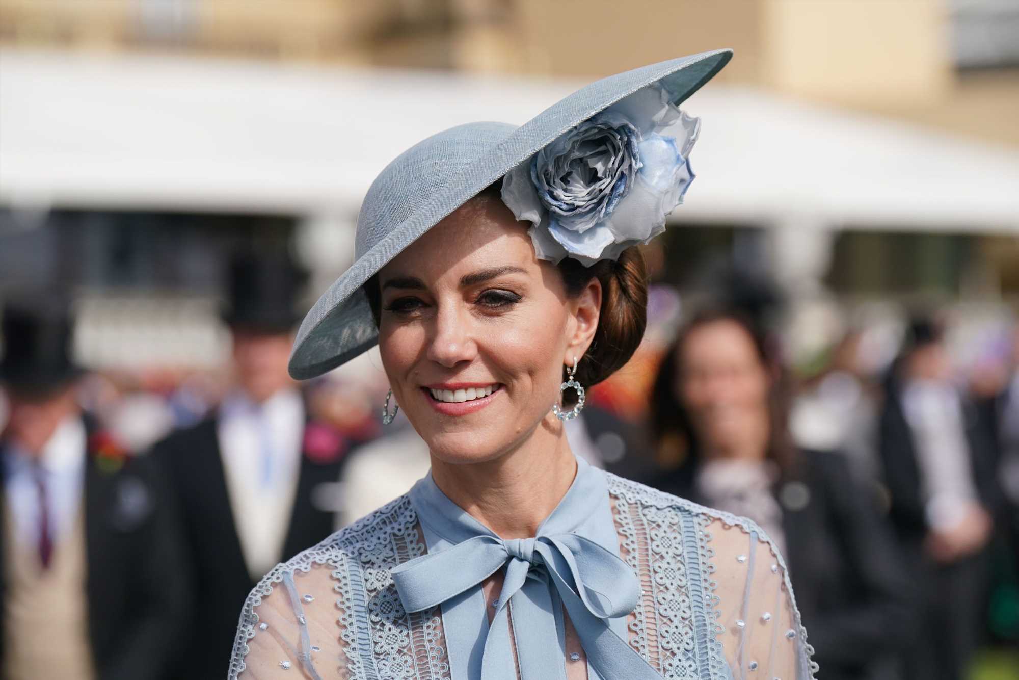 Kate Middleton y el look en azul de Elie Saab que estrenó en 2019