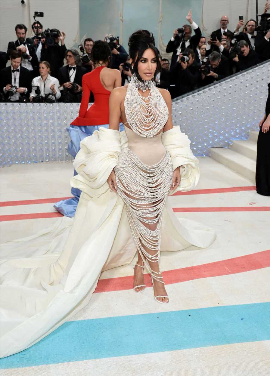 Kim Kardashian nos deja sin aliento cubierta de perlas para la Met Gala 2023