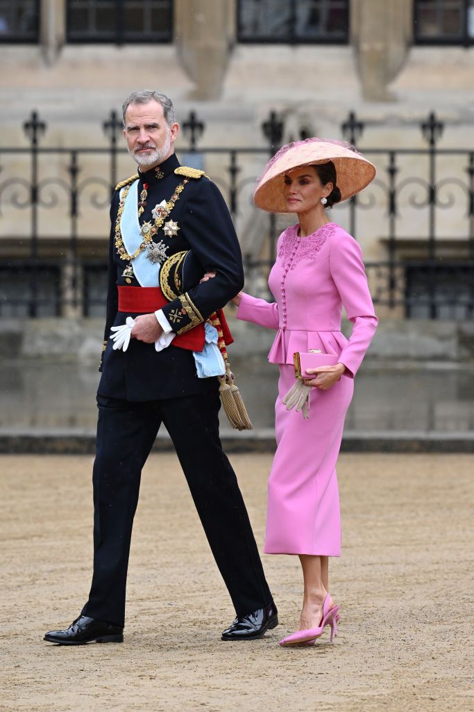 La reina Letizia, impresionante con un look rosa de Carolina Herrera en la coronación de Carlos III