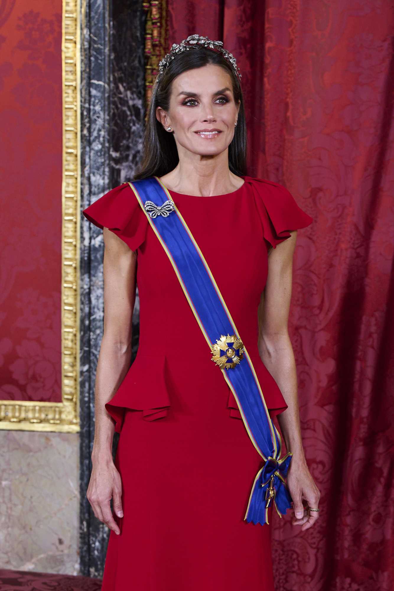 La reina Letizia recupera la tiara floral de la reina Sofía