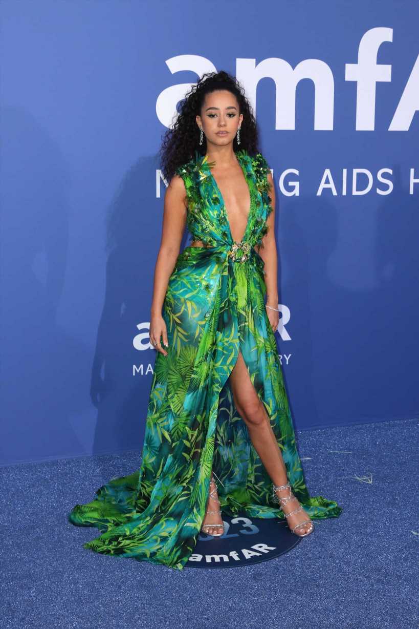 Léna Mahfouf recupera el vestido verde Versace de Jennifer López en amFar 2023