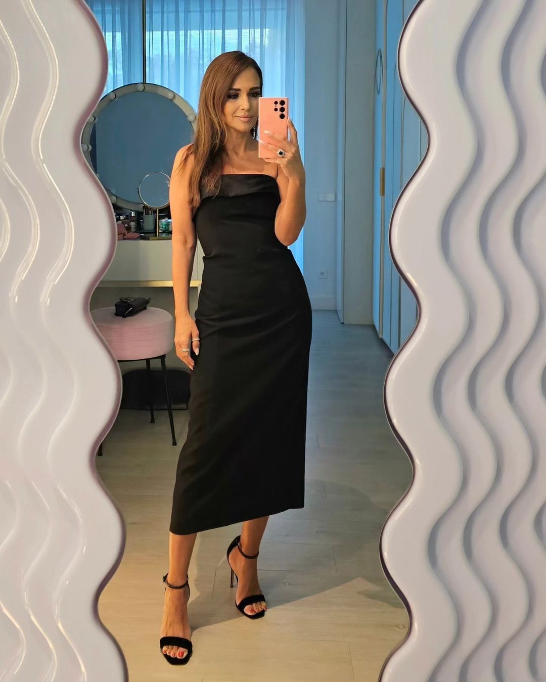 Paula Echevarría y el vestido negro de efecto tipazo de H&M (y de rebajas)