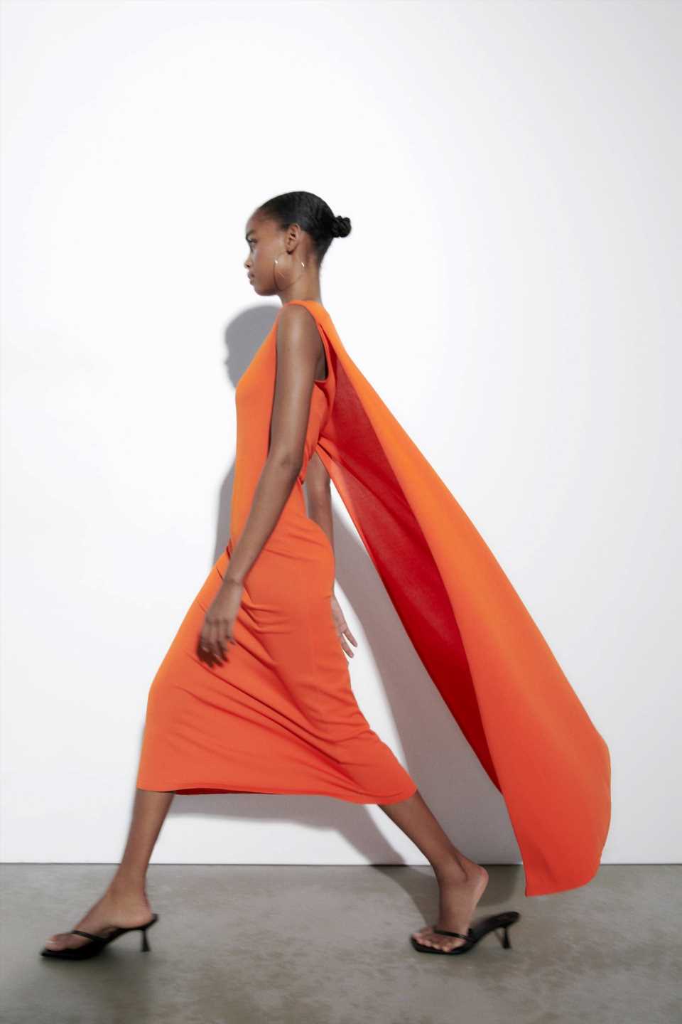 Por qué todo el mundo busca el vestido naranja de Zara de la referencia 3390/026